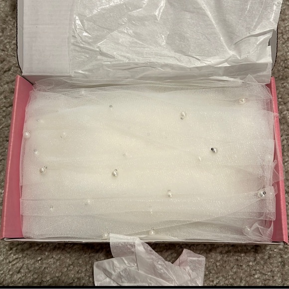 WHITE FINGERTIP VEIL W/ PEARL BLUSHER - Picture 10 of 11